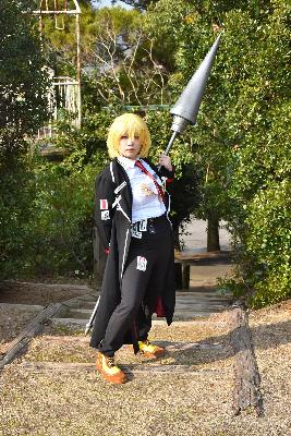 槍を持ってポーズを決めるコスプレイヤー