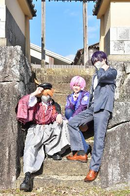 階段でポーズをとるVTuberに扮する3名のコスプレイヤー