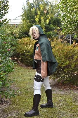 木々の中でたたずむアニ・レオンハートに扮するコスプレイヤー