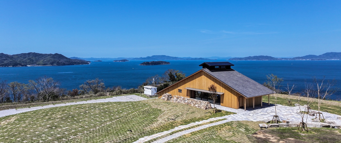 青い海と島々を望む高台に建つ、木造の平屋建物