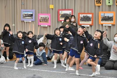 レクリエーションの音楽に合わせてポーズをとる園児たち