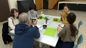 お茶を楽しみながら自国の文化について語り合っている参加者たちの写真