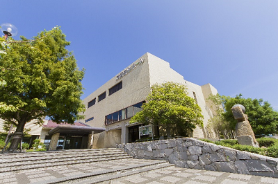 白い壁の建物の志度音楽ホールの外観写真