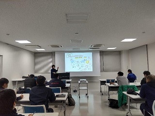 女性活躍推進セミナーにてスクリーンに映し出された内容を講師が説明している写真