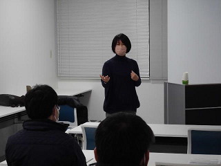 講師がセミナー参加者に手振りなどを加えながら説明をしている様子の写真