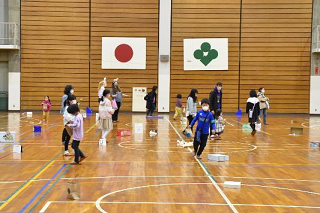 体育館でエッグハントを楽しむ子どもたちの写真