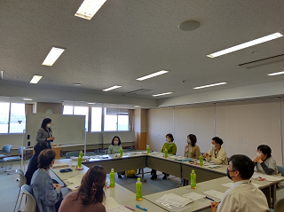 「男女共同参画」を考えるワークショップでテーブルを対面に並べて対話をする参加者たちの写真