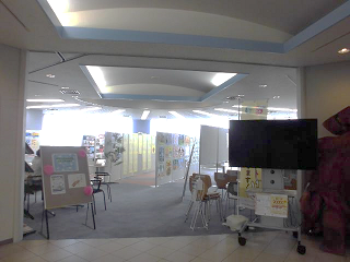 令和5年6月17日～6月23日の期間にさぬき市役所市民ホールで開催された男女共同参画週間パネル展の入り口付近の写真