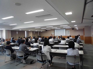 参加者が多く集まった男女共同参画週間セミナーの会場風景の写真