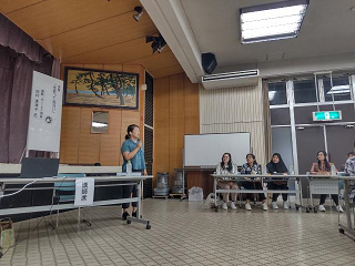 外国人技能実習生のサポート活動をしている田村さんが、市内在住の技能実習生について話をしている写真