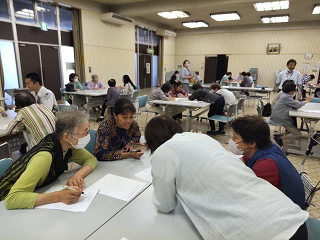 各テーブルに分かれてインドネシアからさぬき市に来て間もない技能実習生と参加者が交流している様子の写真