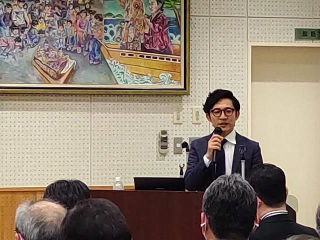 研修会で講演を行う株式会社日本総険 専務取締役 葛石晋三氏の写真