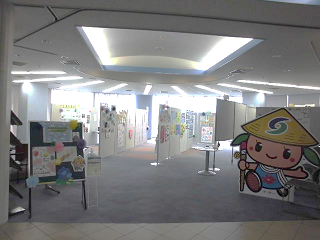 令和6年6月22日～6月28日の期間にさぬき市役所本庁市民ホールで開催された男女共同参画週間パネル展の入り口付近の写真