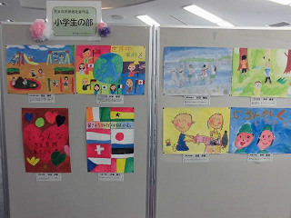 小学生の部と書かれたパネルボードに色彩豊かなポスター作品が展示されている写真