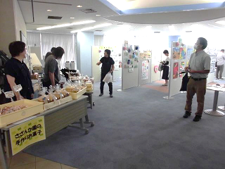 パネル展の一角にも設けられた手作りお菓子の販売ブースの写真