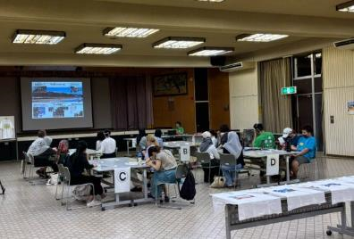 令和6年8月4日（日曜日）に開催された津田公民館での「外国人住民と一緒に！Tシャツアート作品づくり」の会場風景写真