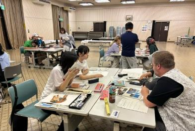 各テーブルに分かれて参加者同士がコミュニケーションを取っている様子の写真