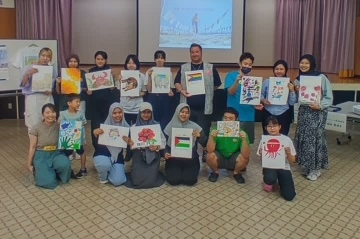 参加者それぞれが作り上げた作品をカメラに向けて撮影した集合写真