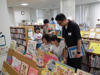 親子で館内に隠された星を探している様子の写真