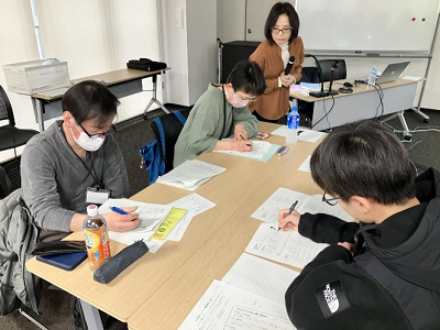 「香川県の外国人住民や日本語学習支援の状況」のほか、「地域日本語教室の紹介および日本語指導の基礎」、「やさしい日本語」、「日本語文法等の基礎」について学習している参加者たちの写真