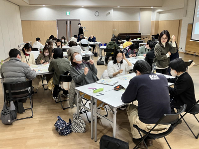 各グループで外国人住民に日本語をわかりやすく伝える方法などについて話し合っている様子の写真