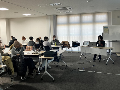 講義のまとめをする講師とそれを聞く参加者たちの写真