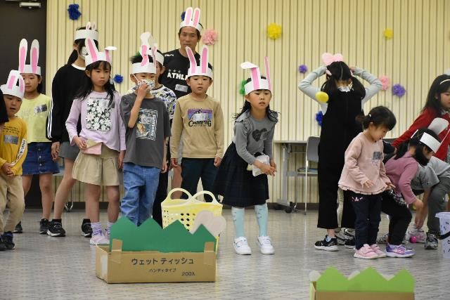 バニーヘッドバンドを被って順番に並んでゲームをする子ども達の写真