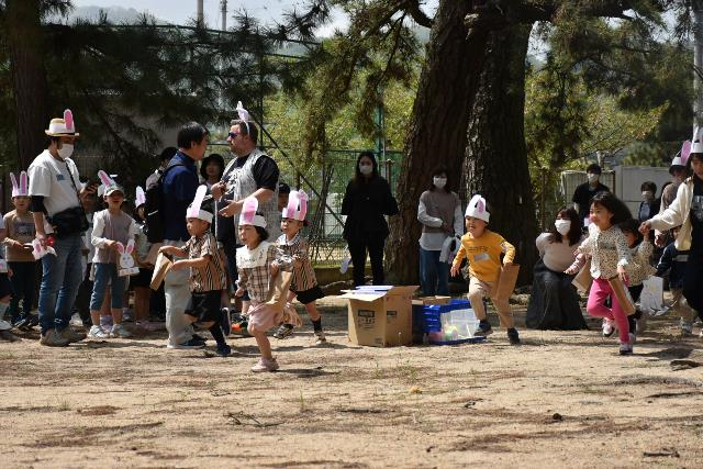 津田の松原でバニーヘッドバンドを被った子どもたちが走って競争している写真