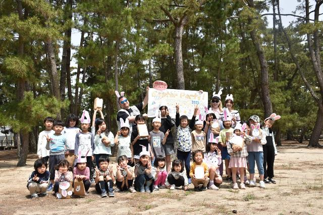 講師の先生たちと児童たちで撮影した集合写真