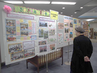 展示されたさまざまなパネルを、来場者がじっくりと見ている写真