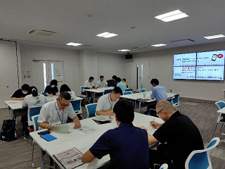 令和7年7月9日と11日に開催された「やさしい日本語」職員研修の会場風景写真