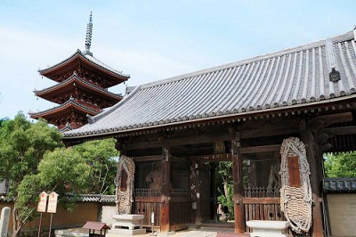 門構えに非常に大きな二足のわらじが飾られた第八十六番札所「志度寺」の外観写真