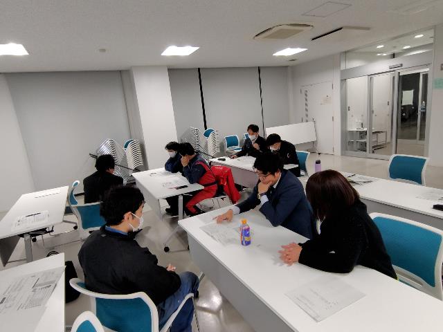 参加者が意見交換をしている様子