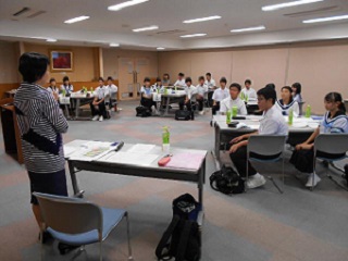 平成30年度実施の中学生ワークショップにて香川大学男女共同参画推進室から招いた講師が話をしている写真