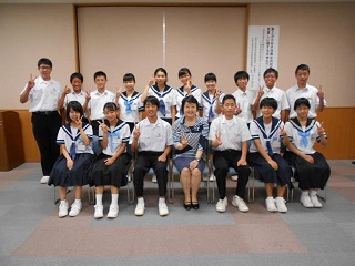 平成30年度実施の中学生ワークショップにて講師と生徒たち全員で撮影した集合写真