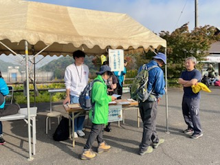 姉妹都市を紹介するスタンプラリーの参加者受付テント前の写真