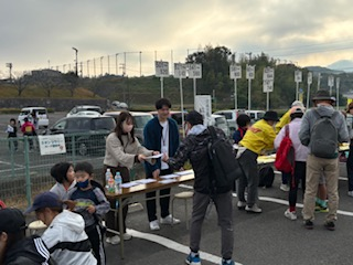 スタンプラリーの参加者にスタンプの用紙を渡している様子の写真