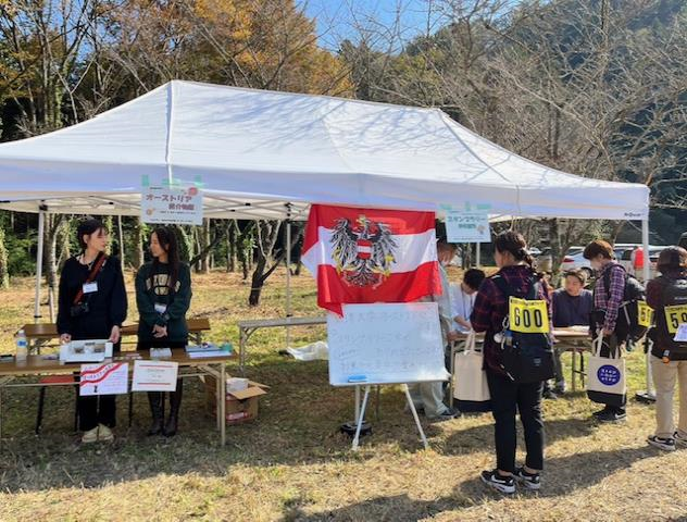 ゴール地点でオーストリアのお菓子や物品が紹介さえているテントの写真