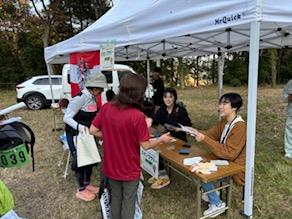 参加者とスタッフが笑顔で談笑している様子の写真