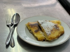 スプーンとフォークが添えられたカイザーシュマーレンの写真