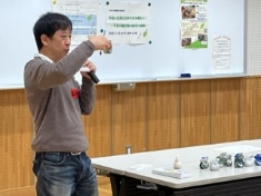 講師の門入焼 寒川陶芸同好会の島田さんが陶芸や絵付けについて説明をしている写真