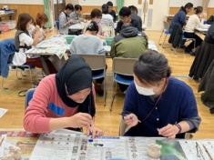 参加者がどの色にするかを相談し合っている様子の写真