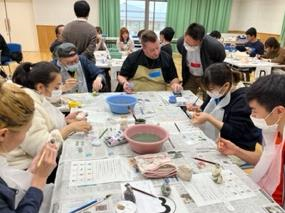 男性が講師の方に助言をもらいながら作業を進めている写真