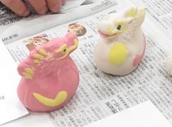 ピンク色の辰と白色の辰が向かいあっている作品が完成した写真