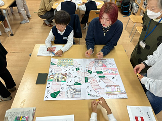 男児とお母さんがスゴロクを使ってオーストリアについて学習している様子の写真