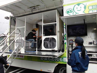 起振車で実際の震災体験をする参加者たちの写真