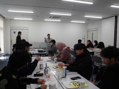 防災訓練のまとめとして1日を通しての訓練の振り返りをしている参加者たちの写真