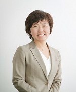 株式会社Surpass 代表取締役 石原亮子さんの正面写真