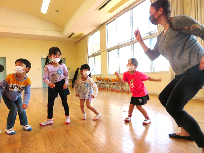モーガン先生の振付に合わせて一生懸命体を動かしてダンスしている子供たちの写真