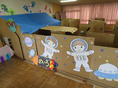 ロケットや宇宙飛行士のイラストが描かれた段ボールでできた迷路の全体写真